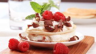 Рецепт Бисквитных пирожных с творогом и малиной