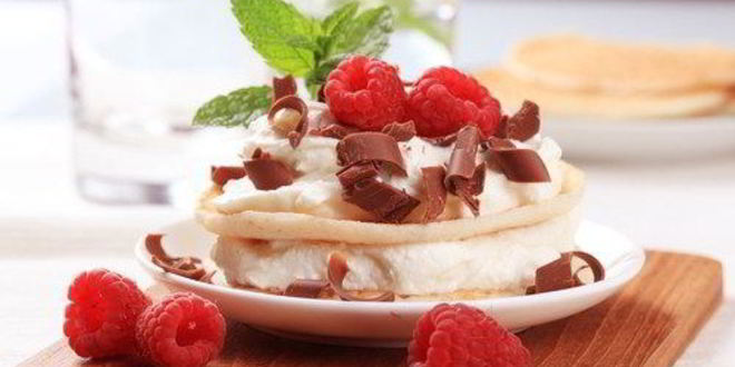 Рецепт бисквитных пирожных с творогом и малиной