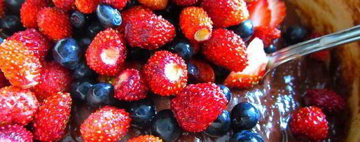 Шаг 1: брауни с земляникой и черникой