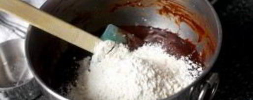 Шаг 7: брауниса соленой карамелью