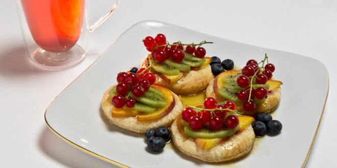 Рецепт карамельных пирожных с фруктами