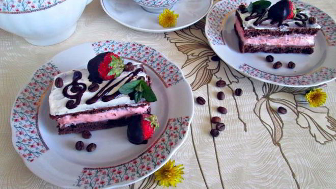 Рецепт Кофейно-клубничного пирожное со сливочным кремом