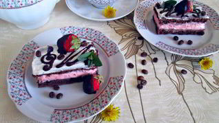 Рецепт Кофейно-клубничного пирожное со сливочным кремом