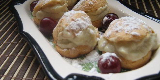 Рецепт маленьких заварных пирожных с оригинальным баклажанным кремом