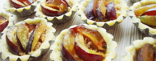 Шаг 6: пирожного корзинка с орехами и сливами