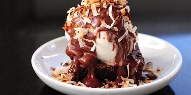 Рецепт шоколадных пирожных с теплым шоколадным соусом