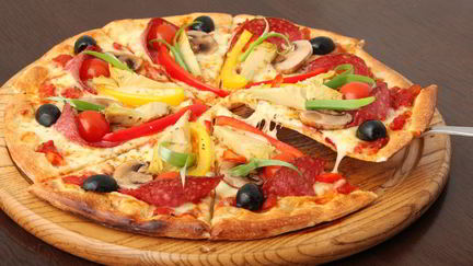 пицца с помидорами