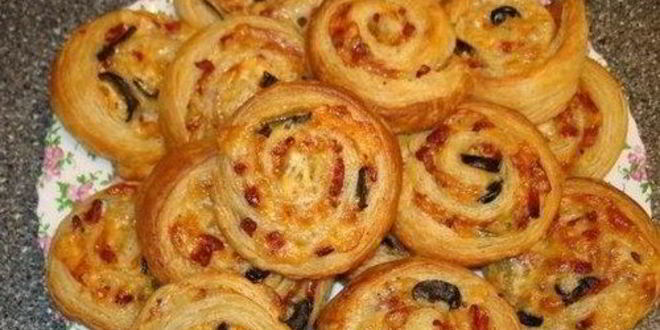 Рецепт мини-пицц из слоеного теста с колбасой и солеными огурчиками