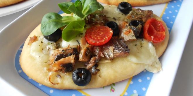 Рецепт мини-пицц с сайрой, моцареллой и маслинами