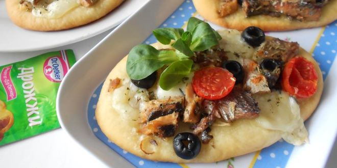 Рецепт мини-пицц с сайрой, моцареллой и маслинами