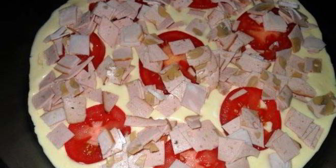 Рецепт пиццы без сыра на сковороде