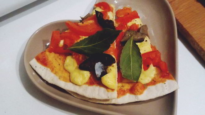 Рецепт Пиццы на бездрожжевом тесте с белыми маринованными грибами и гаудой