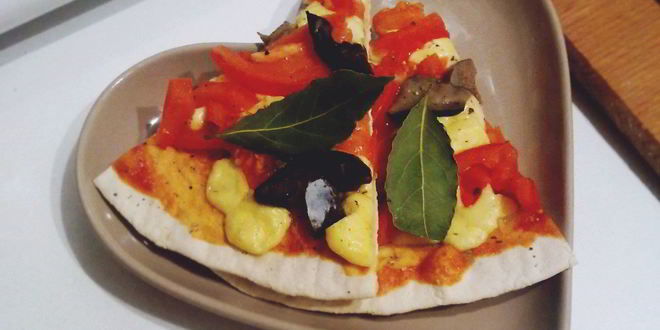 Рецепт пиццы на бездрожжевом тесте с белыми маринованными грибами и гаудой