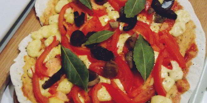 Рецепт пиццы на бездрожжевом тесте с белыми маринованными грибами и гаудой