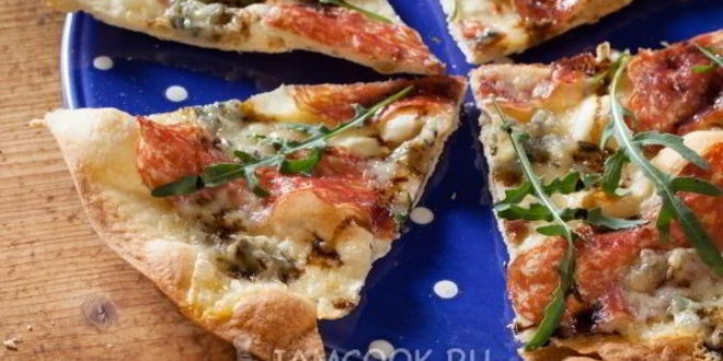 Рецепт пиццы с горгонзолой, салями и рукколой
