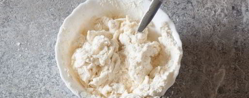 Шаг 3: пиццы с горгонзолой, салями и рукколой