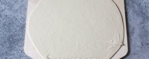 Шаг 5: пиццы с горгонзолой, салями и рукколой