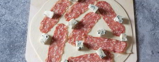 Шаг 6: пиццы с горгонзолой, салями и рукколой