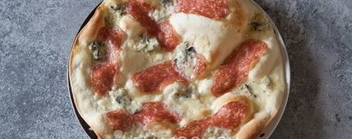 Шаг 7: пиццы с горгонзолой, салями и рукколой