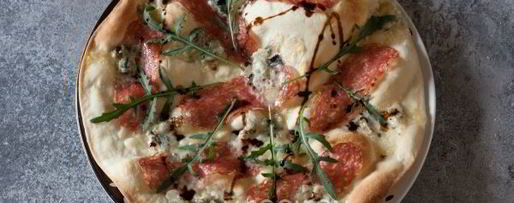 Шаг 8: пиццы с горгонзолой, салями и рукколой