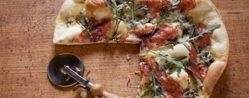 Шаг 9: пиццы с горгонзолой, салями и рукколой