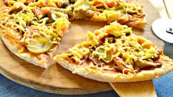 Рецепт Пиццы с грибами, маринованным огурцом и помидором