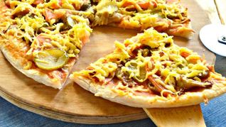 Рецепт Пиццы с грибами, маринованным огурцом и помидором