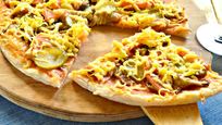 Рецепт Пиццы с грибами, маринованным огурцом и помидором
