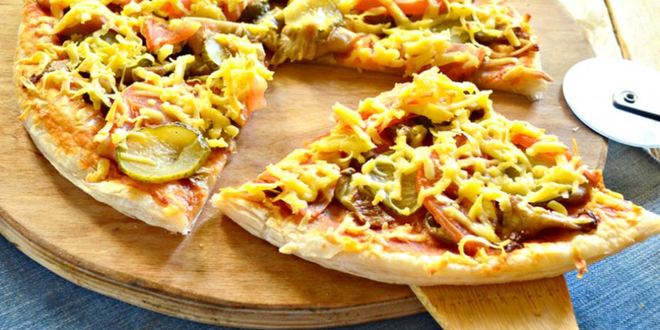 Рецепт пиццы с грибами, маринованным огурцом и помидором