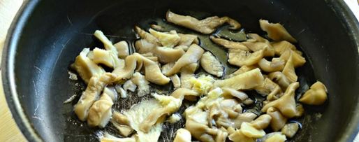 Шаг 1: пиццы с грибами, маринованным огурцом и помидором