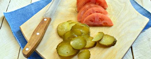 Шаг 2: пиццы с грибами, маринованным огурцом и помидором