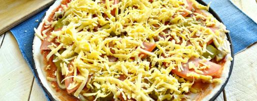 Шаг 3: пиццы с грибами, маринованным огурцом и помидором