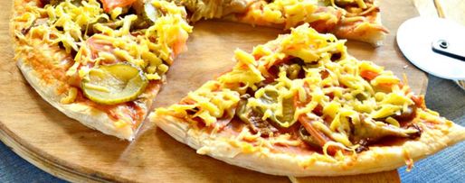 Шаг 4: пиццы с грибами, маринованным огурцом и помидором