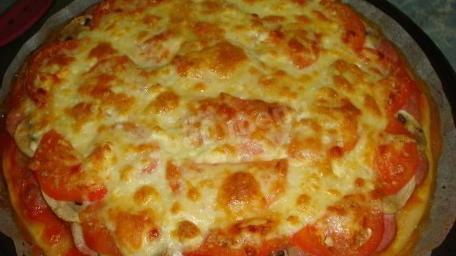 Рецепт Пиццы с колбасой грибами и помидорами в духовке