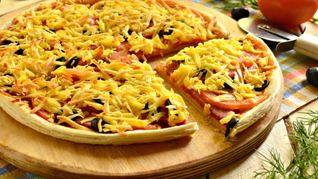 Рецепт Пиццы с колбасой и маслинами