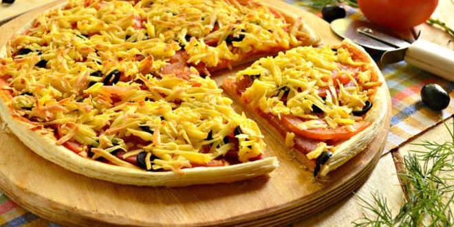 Рецепт пиццы с колбасой и маслинами