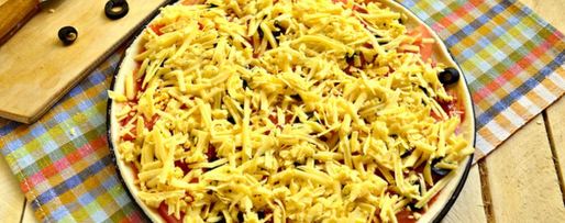 Шаг 1: пиццы с колбасой и маслинами