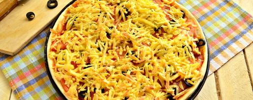 Шаг 2: пиццы с колбасой и маслинами