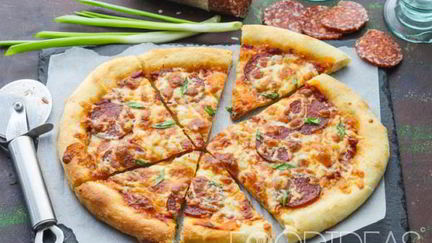 Рецепт Пиццы с колбасой и сыром