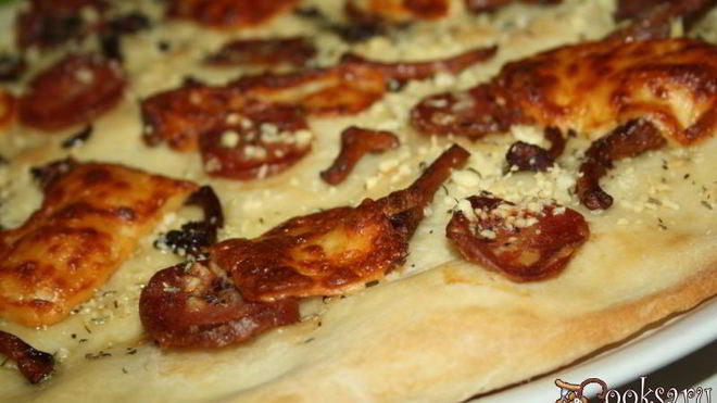 Рецепт Пиццы с лисичками и сыровяленой колбасой