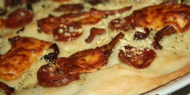 Рецепт пиццы с лисичками и сыровяленой колбасой