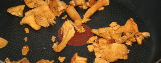 Шаг 2: пиццы с лисичками и сыровяленой колбасой