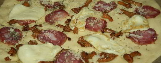 Шаг 4: пиццы с лисичками и сыровяленой колбасой