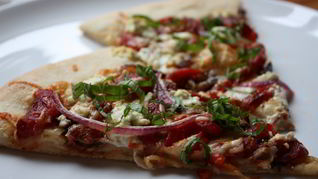 Рецепт Пиццы с луком и колбасой