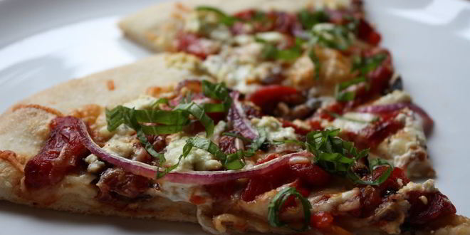 Рецепт пиццы с луком и колбасой