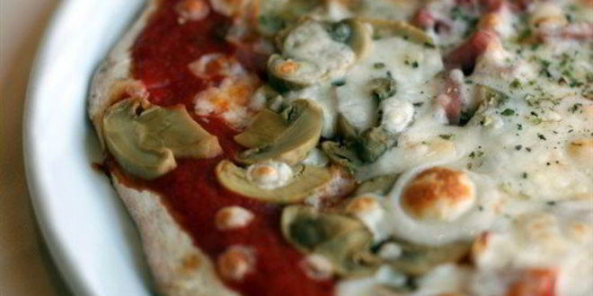 Рецепт пиццы с печенью трески, грибами и лесными орехами