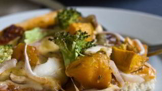 Рецепт Пиццы с тыквой, карамелизованным луком, горгонзолой и хрустящими жареными листьями шалфея