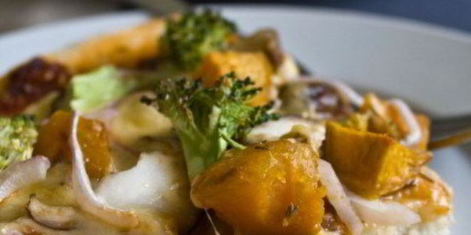 Рецепт пиццы с тыквой, карамелизованным луком, горгонзолой и хрустящими жареными листьями шалфея