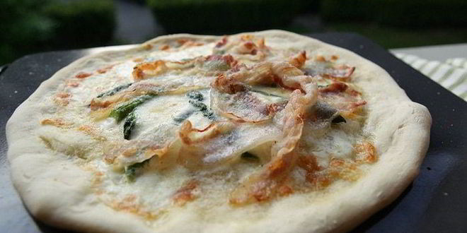 Рецепт пиццы со спаржей, сыром таледжо и спеком