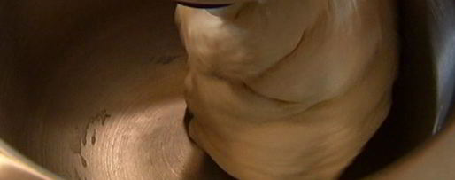 Шаг 2: пиццы со спаржей, сыром таледжо и спеком